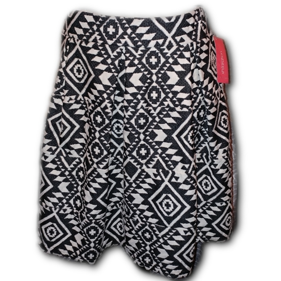 Xhilaration Dresses & Skirts - NWT! Xhilaration Geometric Print Mini Skirt